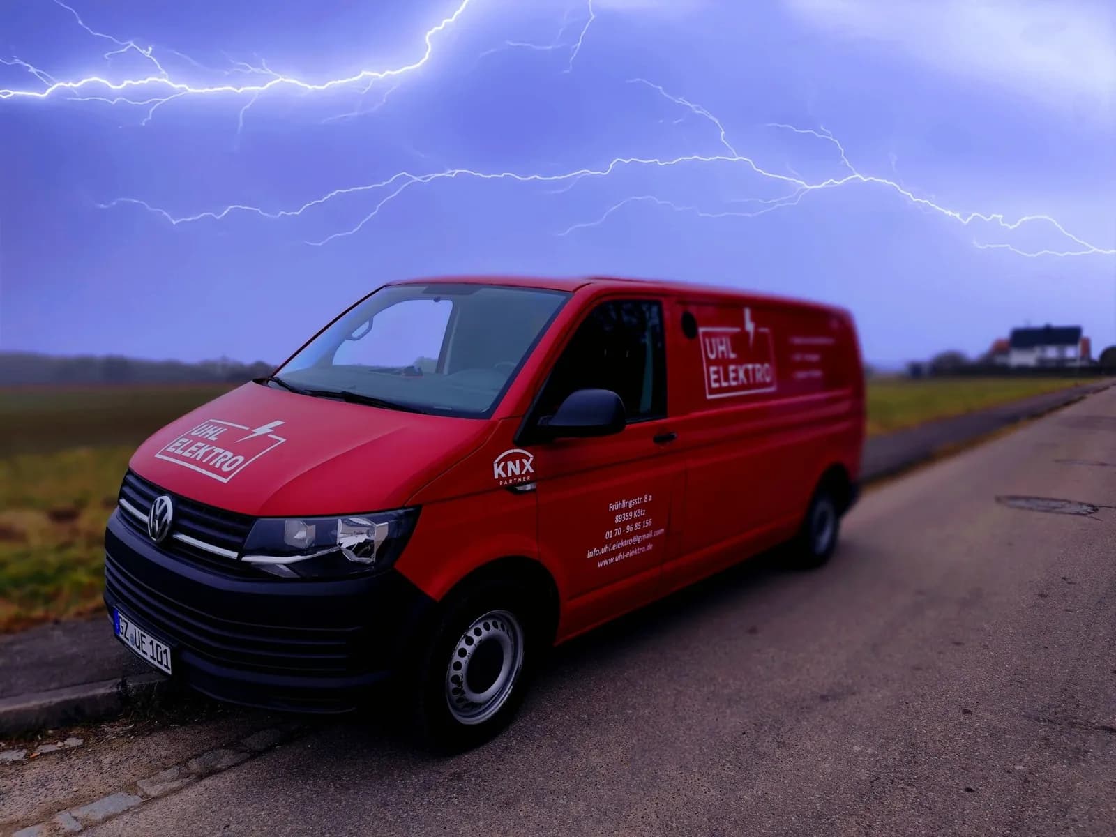 Roter Uhl Elektro Transporter unter Gewitterhimmel