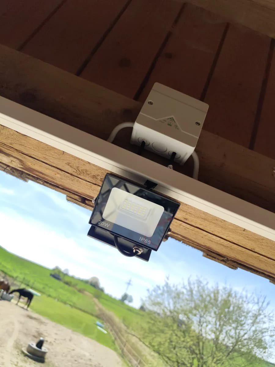 Montierter LED-Außenstrahler an Holzkonstruktion